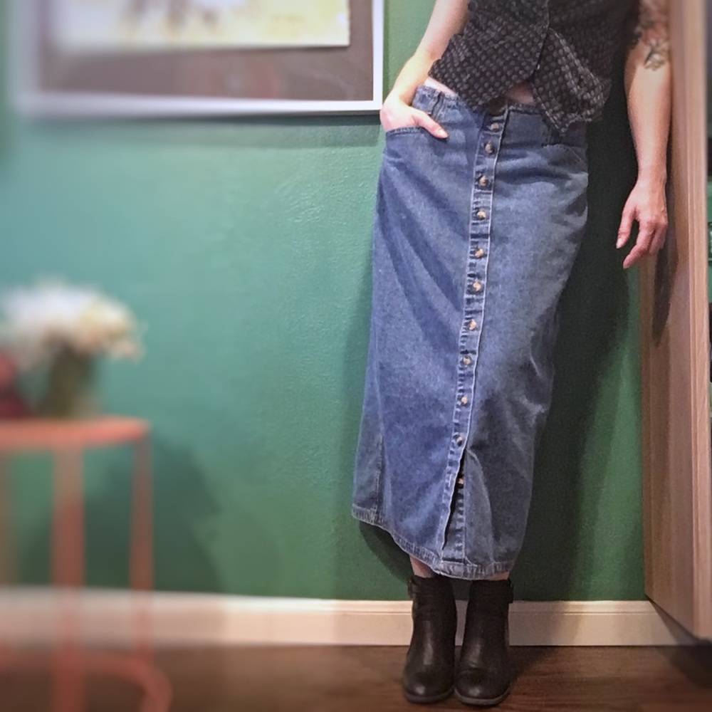 90’s Gloria Vanderbilt denim button down skirt